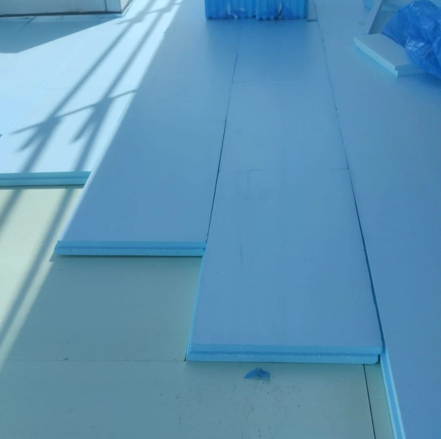 Detalle de aislamiento térmico continuo de alta densidad sobre cubierta Passivhaus - Aluzenit