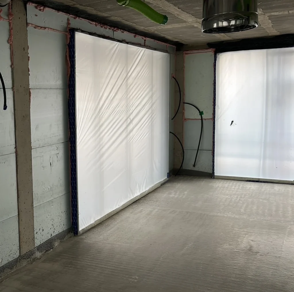 Ventana instalada en sistema Passivhaus con triple vidrio y aislamiento - Aluzenit