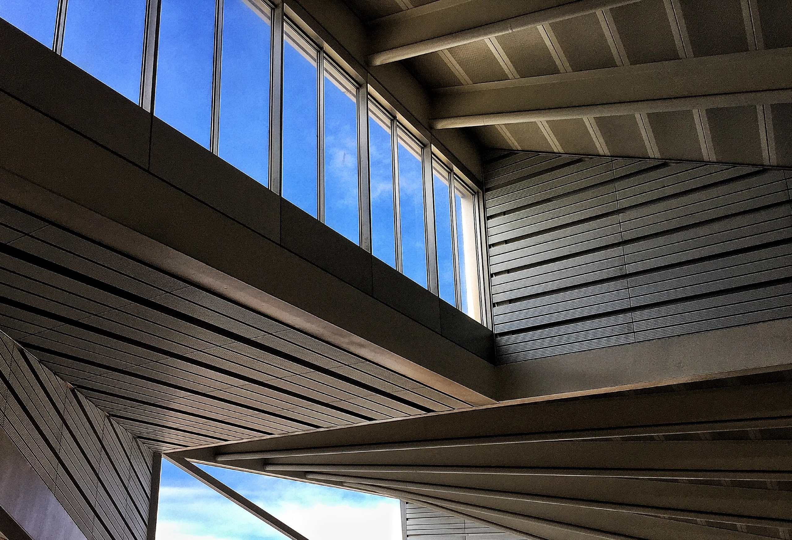 Interior de edificio industrial con cerramientos metálicos y revestimiento Multipanel, estructura moderna y luminosa